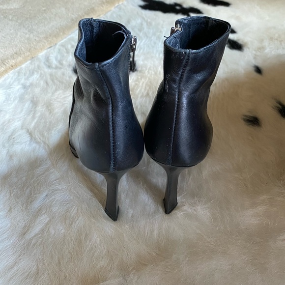 Beautiful Bebe Italian leather black booties size 6. - Picture 2 of 4